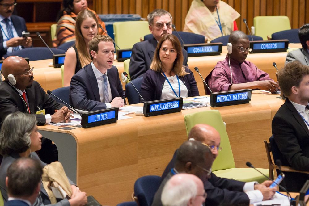 Lørdag talte Mark Zuckerberg i FN, og lover å bidra til initiativer om å gi alle mennesker tilgang til internett.
