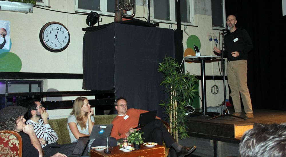 Åpningsseremonien for WebRTC Competency Center fant sted hos Mesh i Oslo. I scenen står Eric Rescorla fra Mozilla. I sofaen sitter blant annet Håkon Wium Lie fra Opera Software og Ingrid Ødegaard fra Telenor Digital.