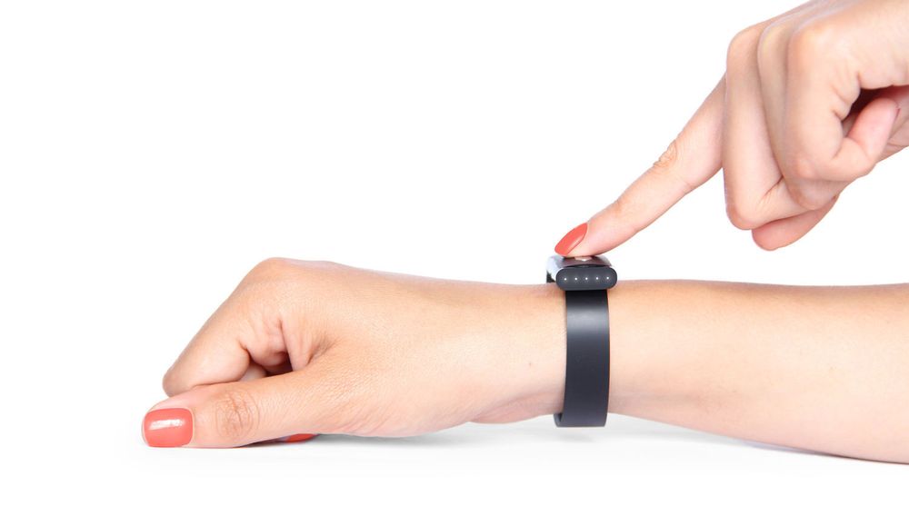 Armbåndet Nymi aktiveres dersom hjertesignalene til brukeren gjenkjennes når brukeren fester det på armen.