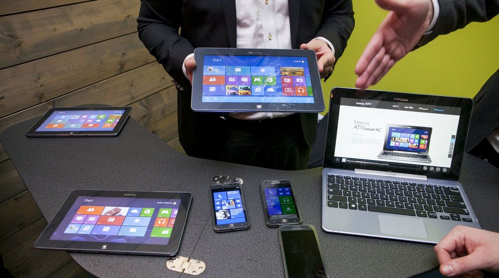 Nettbrett og smarttelefoner kveler etterspørselen etter den tradisjonelle PC-en, også i fremvoksende økonomier. På bildet viser Samsung frem noen av sine Windows-baserte produkter. 