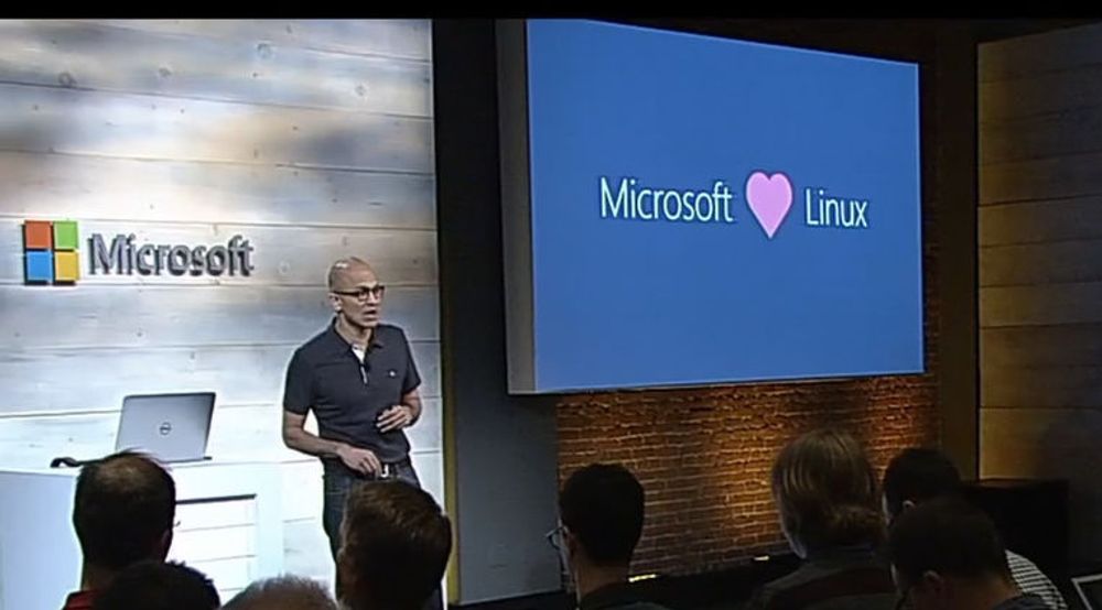 Enkelte satte nok kaffen i halsen da Microsoft-sjef Satya Nadella viste fram denne illustrasjonen. Men ifølge Nadella er Linux-andelen i Microsoft Azure relativt høy, noe selskapet tjener penger på.