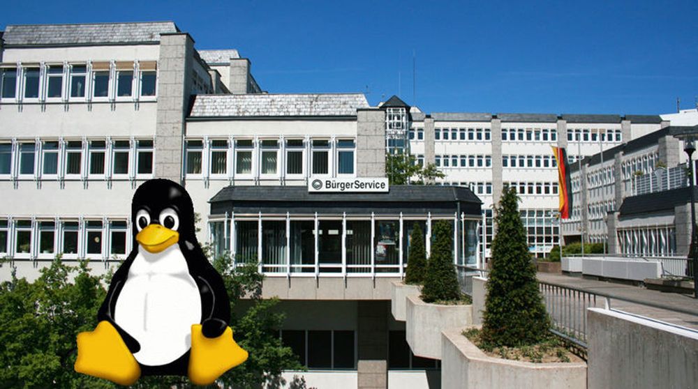 Administrasjonen i den tyske byen Gummersbach har erstattet nesten alle den mer enn 300 pc-er med tynnklienter og Linux. På bildet vises rådhuset i byen, med Linux-maskoten Tux i forgrunnen. 