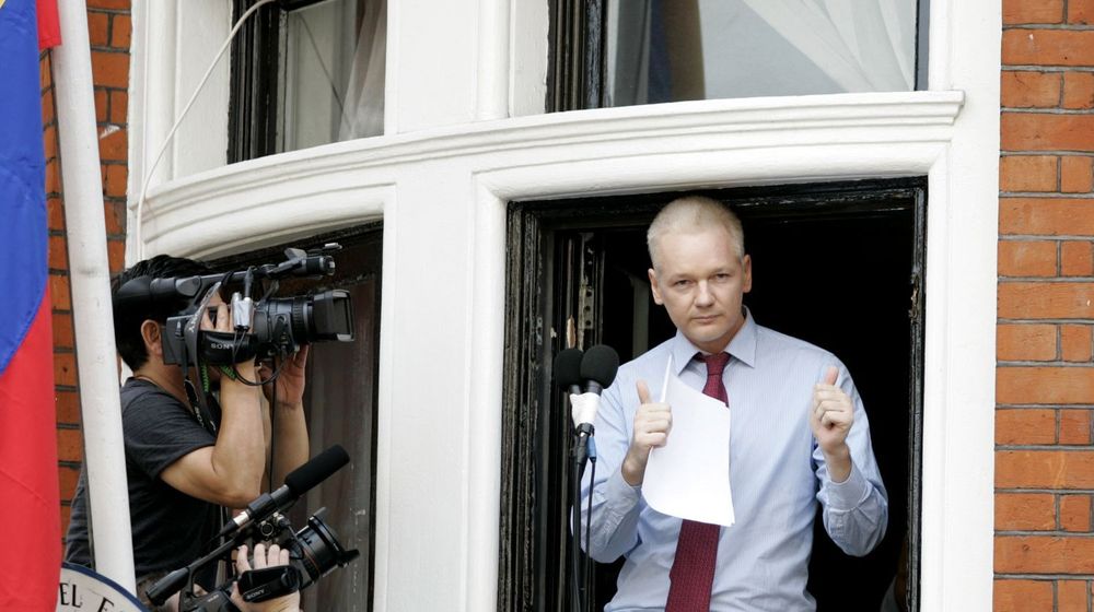 FASTLÅST SITUASJON: Julian Assange har oppholdt seg i Ecuadors ambassade i London i over to år, siden 19. juni 2012, etter at britisk høyesterett besluttet at han skulle utleveres til Sverige. Der er han etterlyst og innkalt til avhør i forbindelse med anklager om seksuelle overgrep mot to kvinner.