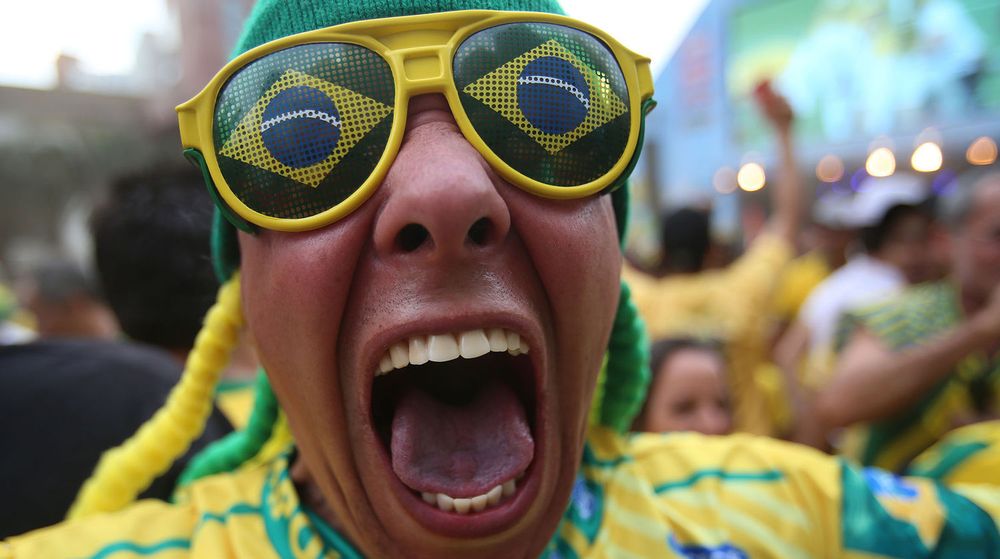 Brasilianske supportere feiret både på fotballstadion og på Twitter etter at Brasil hadde slått ut Chile i åttedelsfinalen på lørdag. Feiringen resulterte i flere nye Twitter-rekorder.