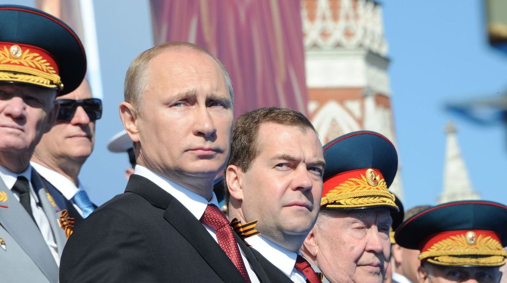 Russlands president Vladimir Putin og statsminister Dmitry Medvedev bivåner en militærparade på Den røde plass tidligere i år.