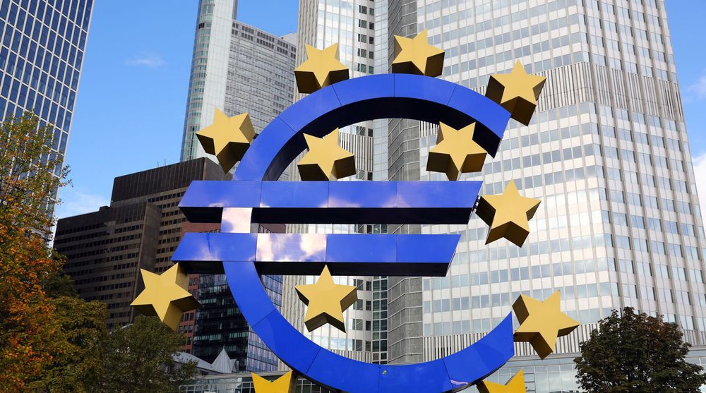 Euro-symbolet ruver utenfor hovedkvarteret til Den europeiske sentralbanken i den tyske byen Frankfurt.