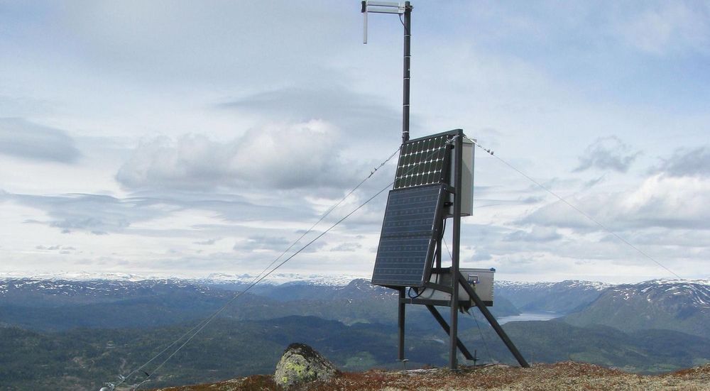 HOLDER UT: Basestasjonene til vhf-radioene har langt bedre reservestrøm enn de kommersielle mobilbasestasjonene.