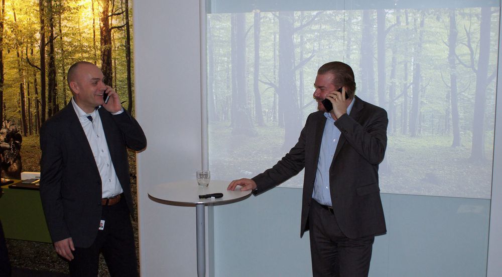 Se, det fungerer: Magnus Zetterberg og Bjørn Ivar Moen ringer til hverandre over LTE.