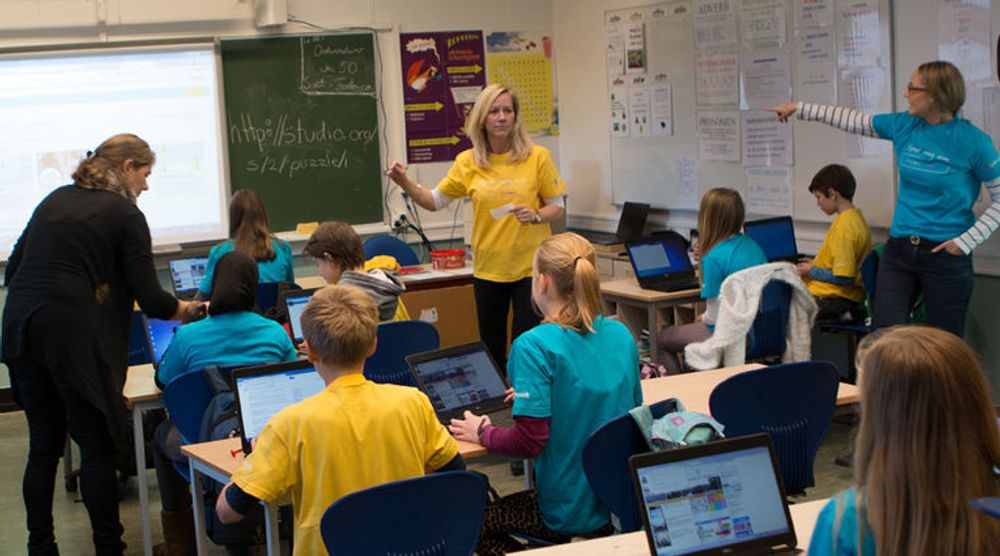 Foreldre og ildsjeler landet rundt bidro til kodetimen, for å gi barna en innføring i programmering. Her fra klasse 7b på Ullevål skole hvor Microsoft stilte sterkt.