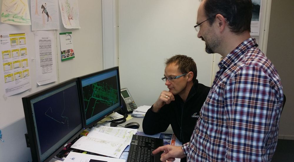 JOBBER VIRTUELT: Nå kan senioringeniør Tom Erik Seeberg (sittende) jobbe mot de tunge databasene hvor de ønsker uten tidstap. Takket  være innsatsen til PDMS administrator i Odfjell Drilling, Tormod Heldal og hans hjelpere