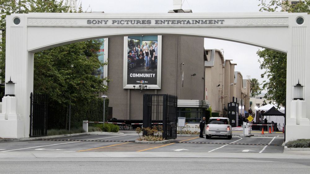 Innkjøringen til Sony Pictures Entertainment i Culver City, California. Flere av selskapets uutgitte filmer er blitt lekket på nett etter et hackerangrep. Nordkoreanske myndigheter nekter for at landet står bak. 