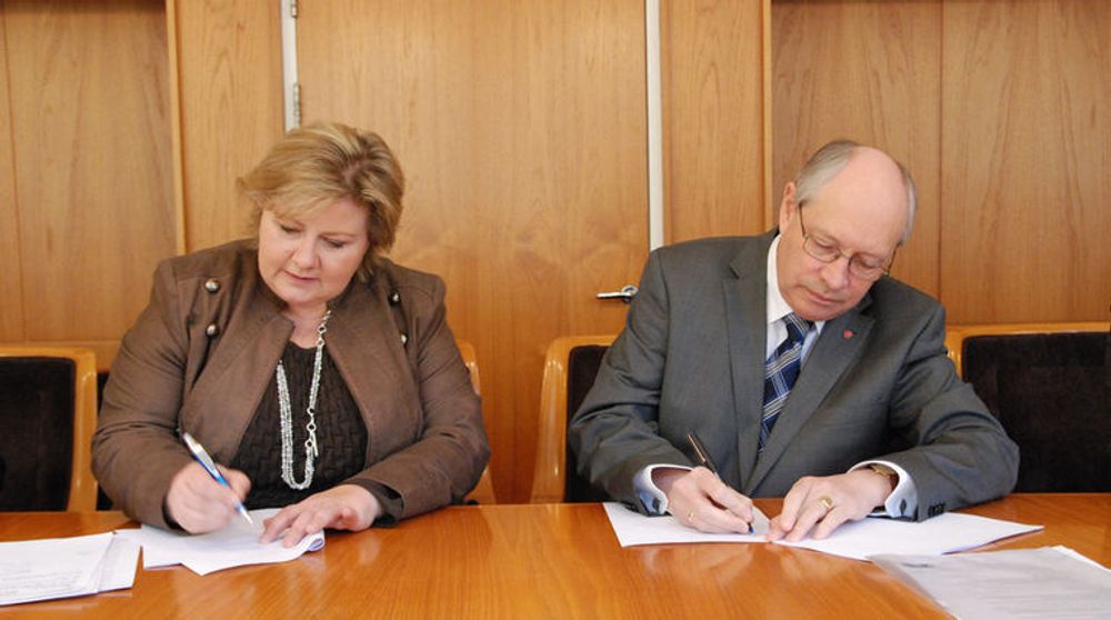 Erna Solberg og Martin Kolberg underskrev avtalen mellom Høyre og Arbeiderpartiet om Datalagringsdirektivet 4. april 2011. Det var denne avtalen som gjorde det mulig å banke direktivet gjennom Stortinget.