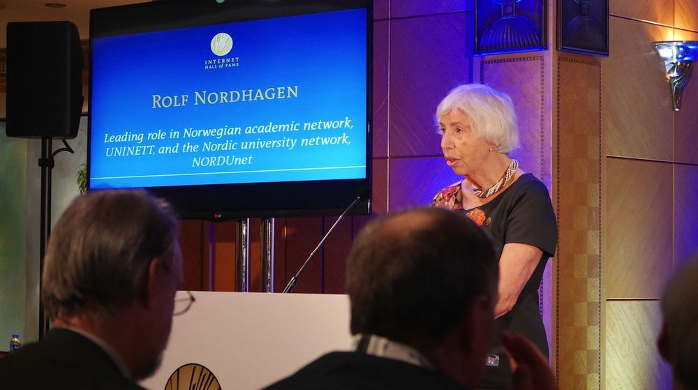 Anne-Lise Nordhagen holdt takketale etter å ha mottatt utmerkelsen på vegne av sin avdøde ektefelle Rolf Nordhagen.