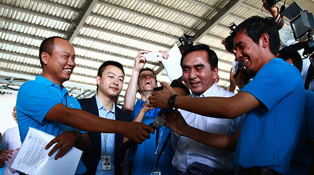 Petter Børre Furberg (i midten) som leder Telenor Myanmar gleder seg stort over åpningen av selskapets mobilnett i landet. Det skjedde i Myanmars største by Yangon.