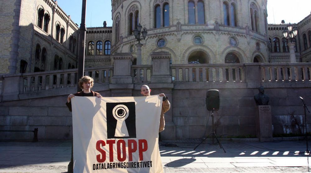 EU-domstolen slo tirsdag fast at datalagringsdirektivet er ugyldig. Bildet viser norske demonstranter under en markering utenfor Stortinget før direktivet ble vedtatt her til lands noen år tilbake.