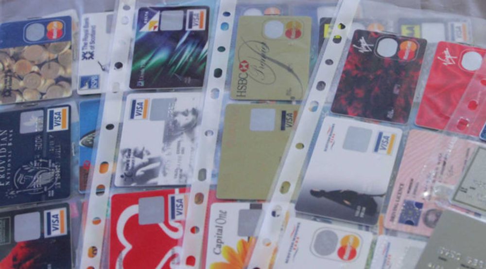 ID-tyveri i dag er først og fremst digital. Dette bildet av London-politiets samling av falske og stjålne kredittkort er fra 2006.