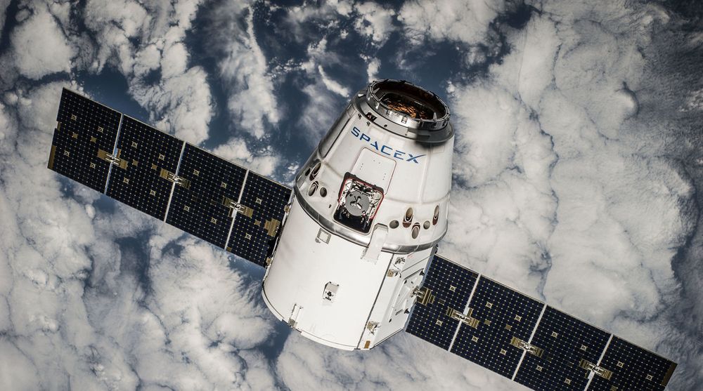 Milliardærene Elon Musk og Richard Branson investerer i hvert sitt prosjekt for globalt, satellittbasert bredbånd. På bildet vises en satellitt som eies av SpaceX, et selskap Musk grunnla i 2002. Men denne satellitten er langt større enn mikrosatellittene som nå planlegges.