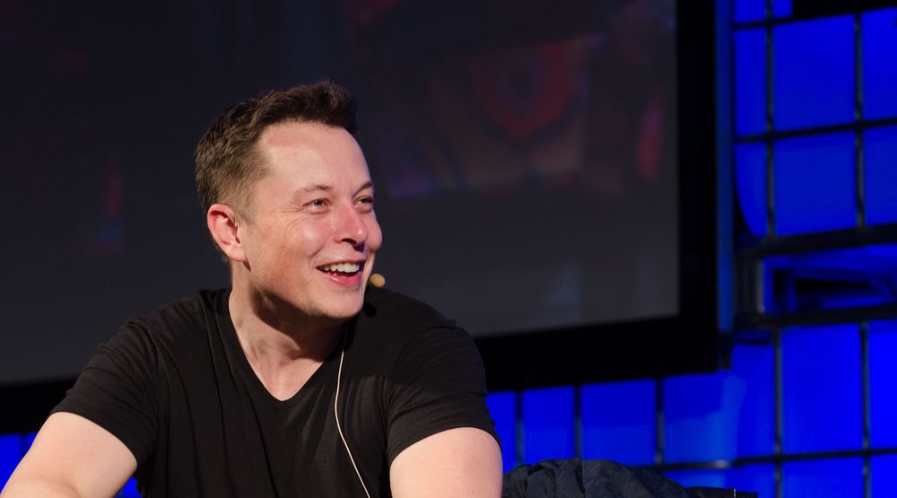 Tesla-sjef Elon Musk ønsker mer forskning om etikken rundt kunstig intelligens og donerer nå et stort beløp som skal fordeles på på en rekke ulike prosjekter. Her er Musk avbildet under et arrangement i 2013.