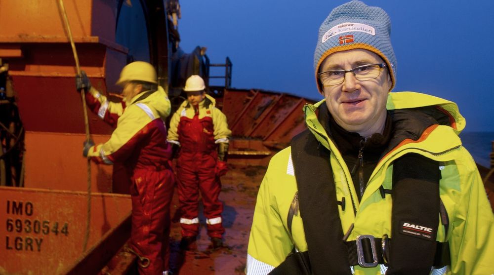 Uværet på Vestlandet har påført Telenors nett mange og alvorlige skader, og dekningsdirektør Bjørn Amundsen (t.h.) legger ikke skjul på at det tar tid å fikse alt. Her fra et fiberbrudd i Troms på nyåret. 