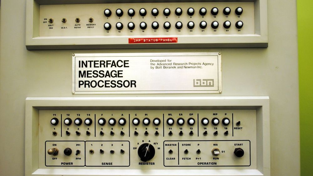 Bildet viser verdens første Internet Message Processor (IMP), som ble brukt ved UCLAs Boelter 3420-lab og ble den første noden i ARPANET. I praksis var det en primitiv ruter. Den første meldingen som ble sendt ble laget på en SDS Sigma-7 datamaskin.