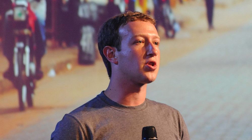 Mark Zuckerberg var i går lite opptatt av inntekter, men fokuserte heller på målet om å knytte hele verden sammen. Bildet er fra et besøk Facebook-sjefen gjorde i India tidligere i måneden, da han deltok på en Internet.org-konferanse.