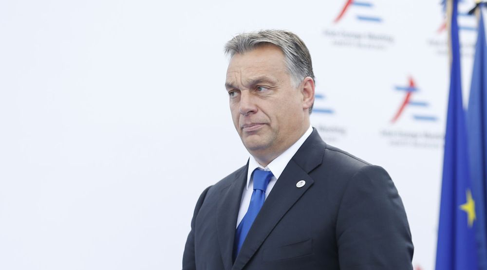 Statsminister Viktor Orban og regjeringen i Ungarn får kritikk fra mange hold for å innføre antidemokratiske tiltak. Søndag demonstrerte mange tusen i Budapest mot en ny avgift på internettbruk.