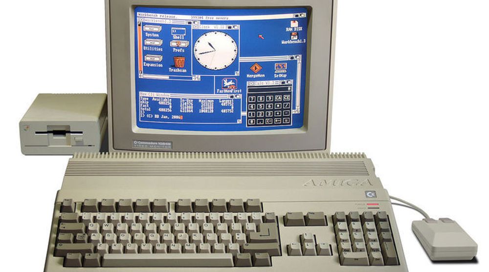 Amigaens hjelpeprosessorer med kvinnenavn som Paula, Agnus og Denise sørget sammen med «hovedhjernen» - en Motorola 68000-prosessor klokket til 7,14 megahertz - for ekte multitasking og multimediafunksjoner pc-eiere den gangen bare kunne drømme om. Nå kan nostalgikere gjenoppleve herligheten rett i nettleseren.