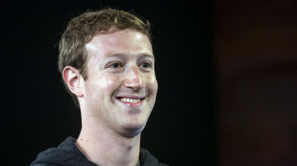 Ikke rart Facebook-sjef Mark Zuckerberg smiler fra øre til øre.