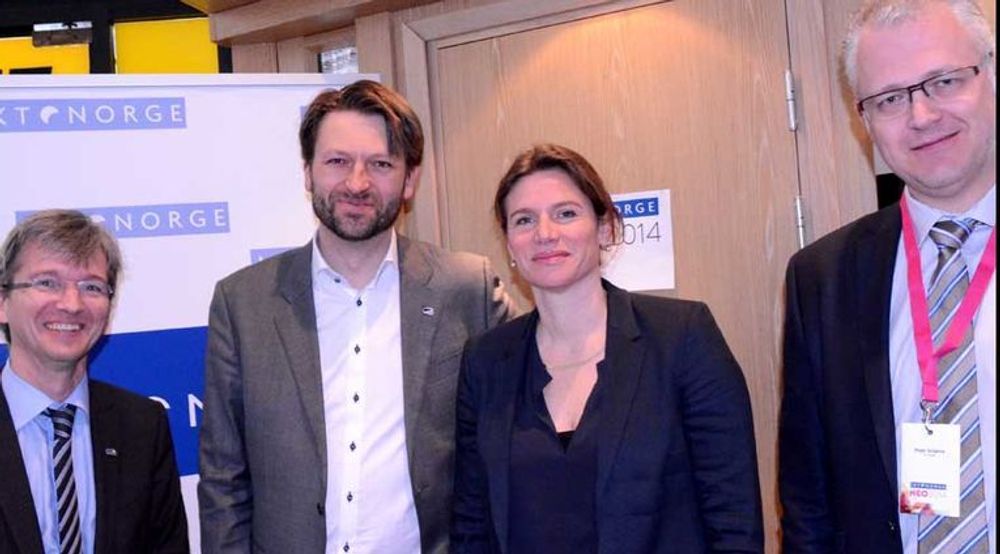 Paul Chaffey,  Eirik Lae Solberg og Marianne Mazzucato var blant talerne under IKT-Norges NEO 2014-konferanse i forrige uke. Her sammen med Roger Schjerva, sjefsøkonom i IKT-Norge.