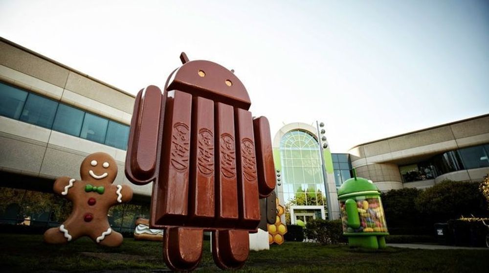 Google er saksøkt for ulovlig misbruk av markedsmakt gjennom hemmelige Android-avtaler. Her er operativsystemets maskott fremstilt i form av en kjekssjokolade utenfor selskapets hovedkvarter.