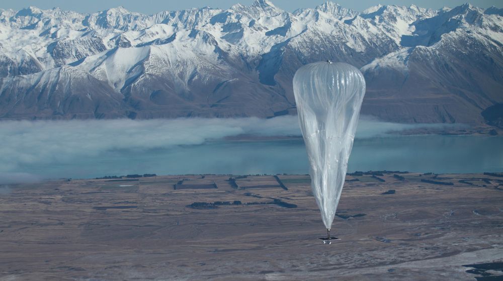 Google-ballong på vei opp. Ballongene slutter å stige i rundt 20 kilometers høyde. Et solcellepanel forsyner elektonikken med energi. En radiosender og -mottaker formidler både internettsignaler og styringssignaler til ballongen.