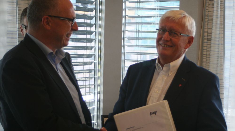 Knut Aasrud (t.v) i Evry og Direktør i Kirkerådet Jens-Petter Johnsen inngår driftsavtale. 