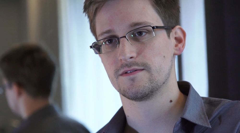 Edward Snowden forteller selv at han tok stillingen ved Booz Allen Hamilton nettopp for å få mulighet til å samle bevis om NSAs virksomhet.