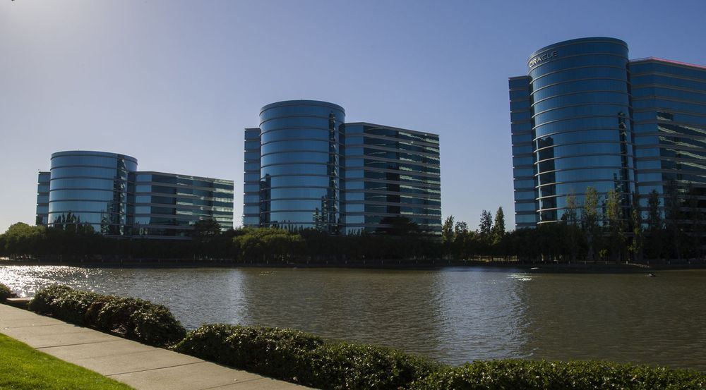 Ariktekturen til Oracle-hovedkvarteret i Redwood City i California understreker hvor grunnleggende databaseproduktet er for selskapet. Ifølge Larry Ellison har blant annet Microsoft og Salesforce tegnet partnerskap rundt 12c, databasens nyeste nettskyutgave.