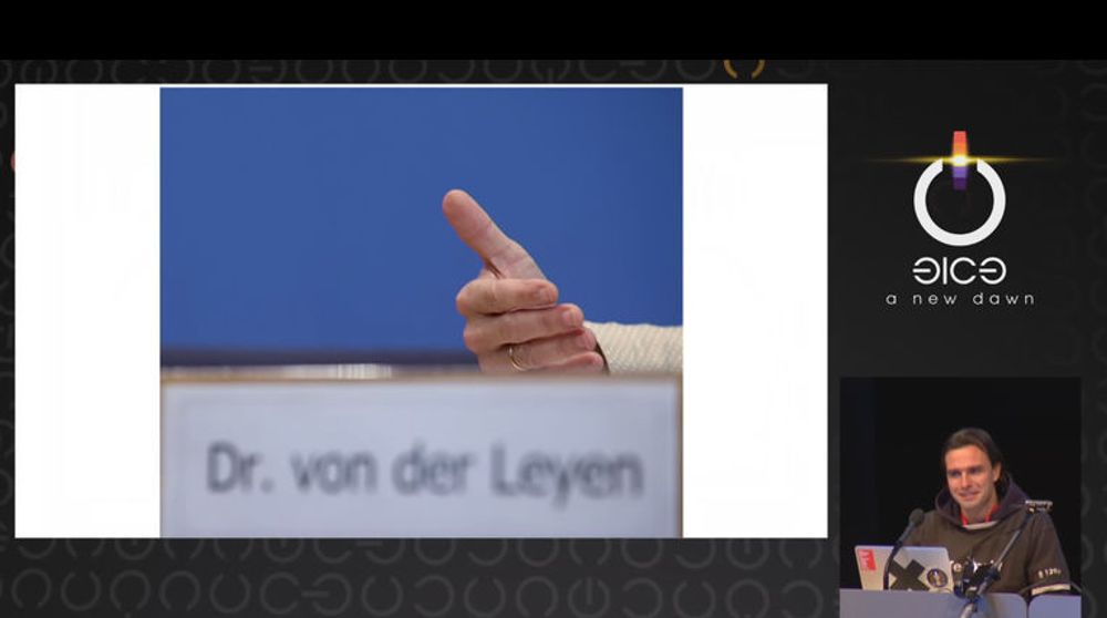 CCC-hackeren Jan Krissler viser fra et av bildene han tok av tommelen til den tyske forsvarsministeren under et foredrag i oktober. Fra bildene kunne han gjenskape fingeravtrykket.
