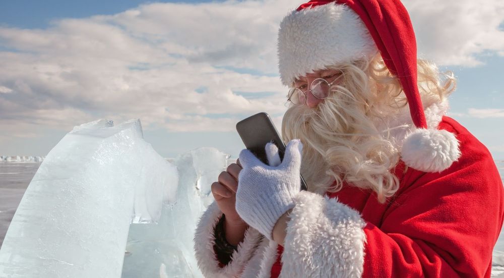 UTEN UNNTAK: Mobilen henger med oss gjennom julehøytiden - uten unntak, skal vi tro en ny undersøkelse av våre digitale vaner. 