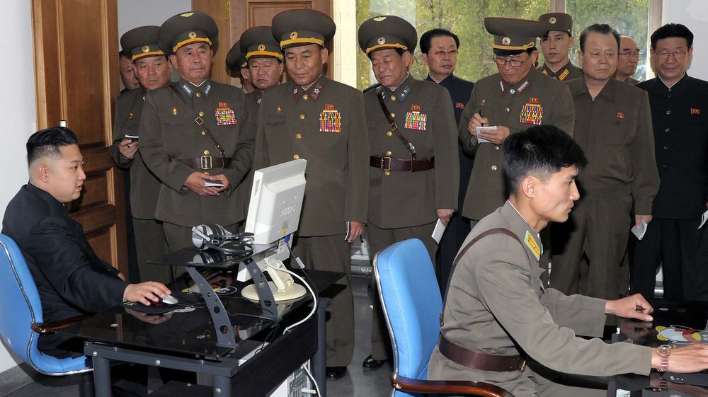 Nord-Koreas avdeling Byrå 121 skal bestå av nøye utvalgte kybermilitære. Bildet viser diktator Kim Jong-un bruke pc under et besøk ved landets millitære luftkommando.
