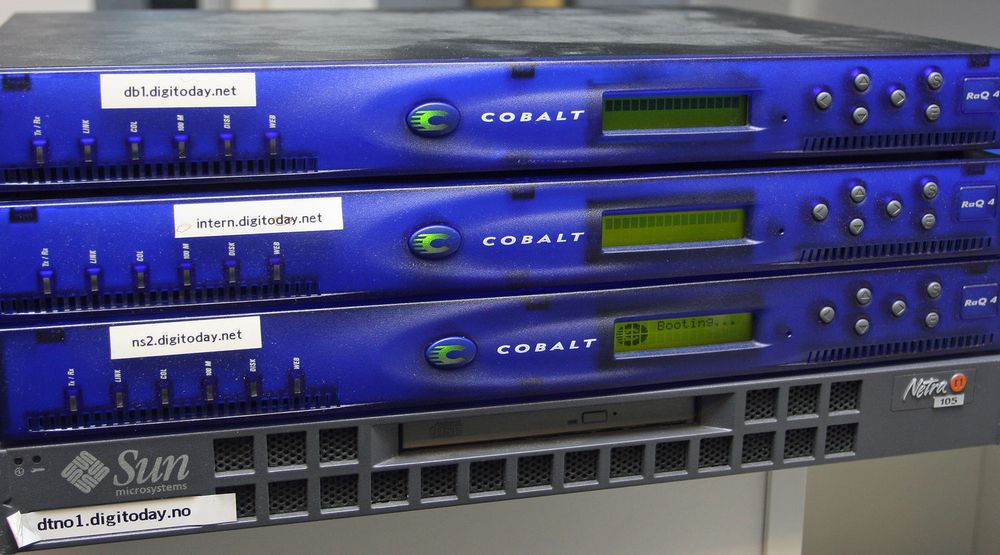 STØVETE: Alle Cobalt-maskinene starter fortsatt, men ikke uten så rent lite leven fra slitte vifter og disker. Bare den som fungerte som DNS-server laster faktisk inn operativsystemet. Sun-serveren er heller ikke helt død.