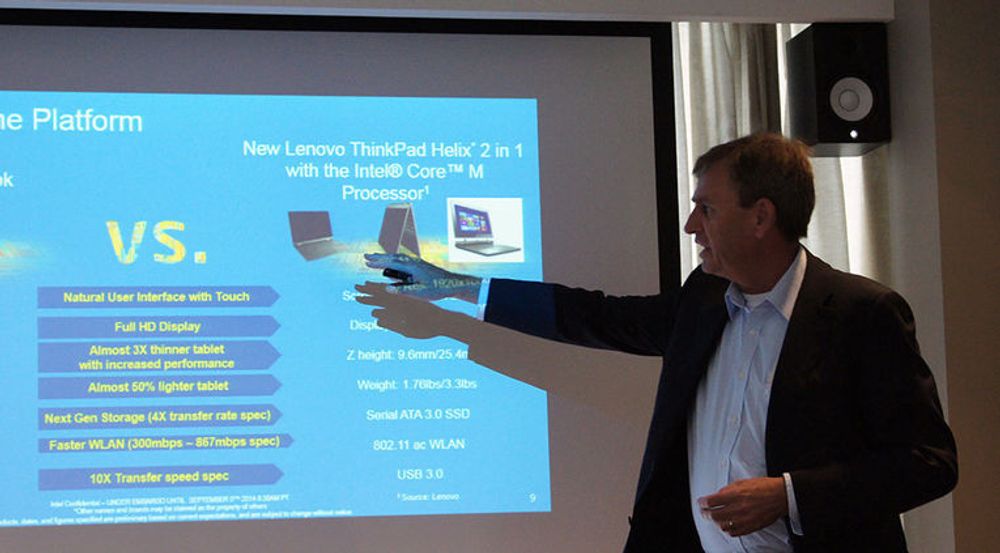 Teknologispesialist Jan Östling i Intel viser fordelene med nye Core M.