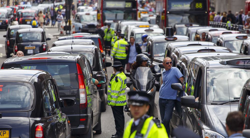 KAOS i Londons gater da drosjenæringen i sommer protesterte mot mobilappen Uber.