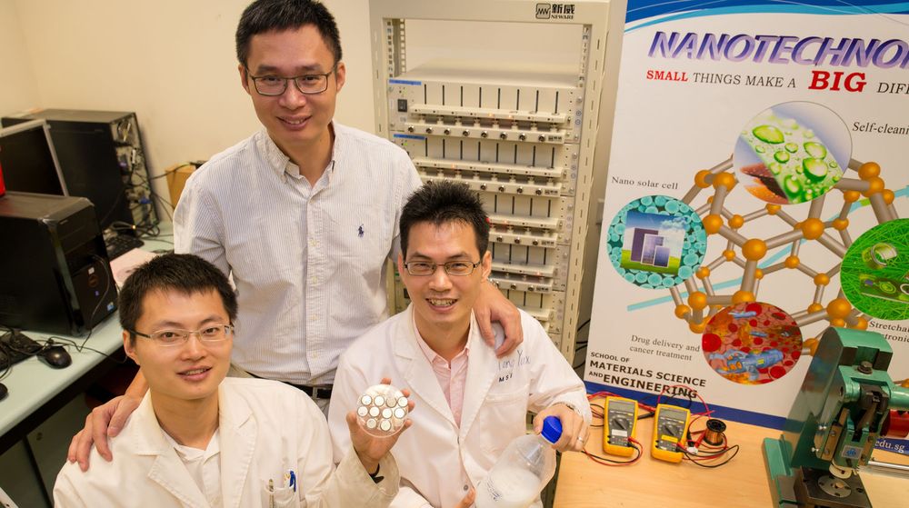Tre av forskerne som ved hjelp av titandioksid og nanoteknologi har utviklet batterier med svært kort ladetid og svært lang levetid. Bakerst står førsteamanuensis Chen Xiaodong, foran til venstre hans forskningskollega Tang Yuxin og til høyre PhD-studenten Deng Jiyang.