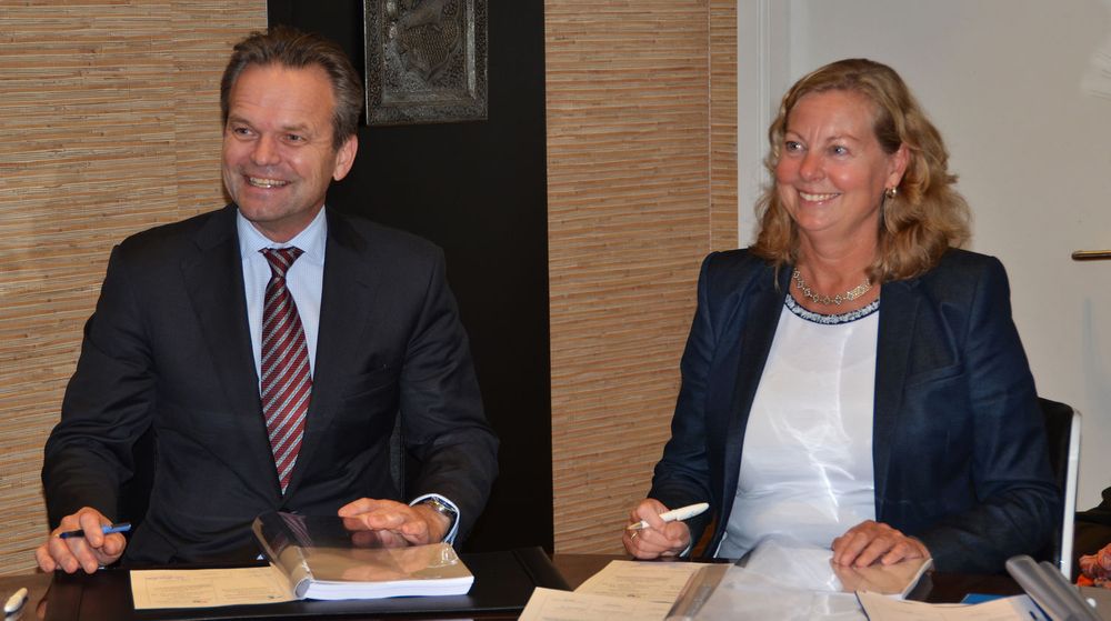 Anders Hauglie-Hanssen fra Eltel Sønnico signerer ny avtale med Telenor Norges Berit Svendsen.