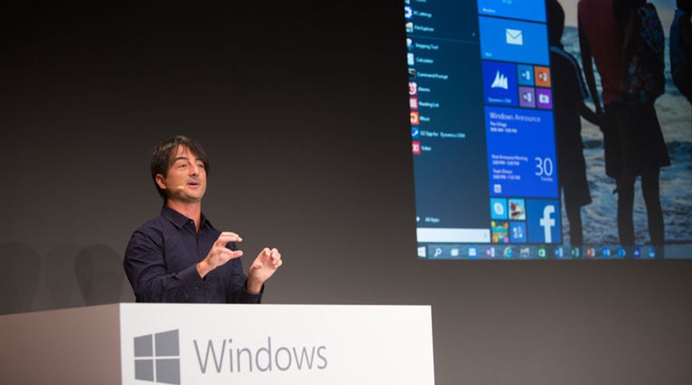 TAKTSKIFTE: Microsoft tar steget inn i framtiden, er åpne og skal lytte og lære, skriver kronikkforfatteren. Bildet viser Windows-direktør Joe Belfiore som denne uken for første gang viste fram en smakebit av Windows 10 som skal utgis i løpet av neste år.