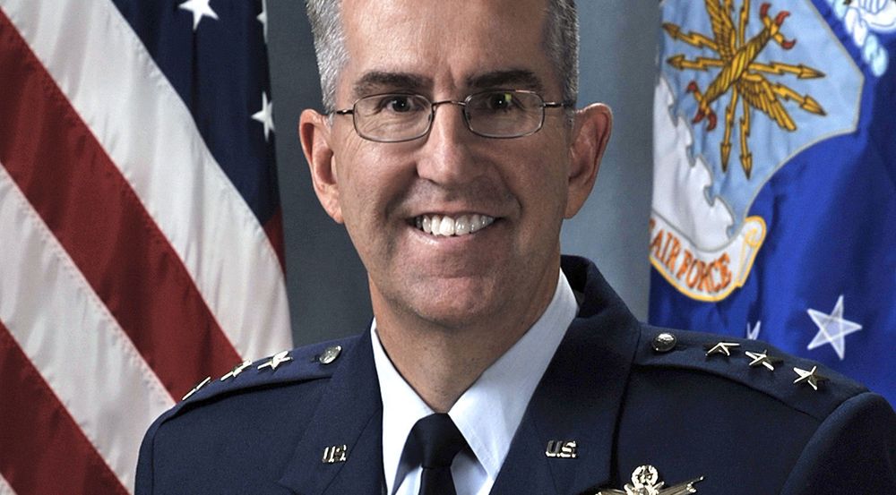 RUSTER OPP: Generalløytnant John Hyten i US Air Force Space Command, med ansvar for amerikanske satellitt- og kyberoperasjoner.