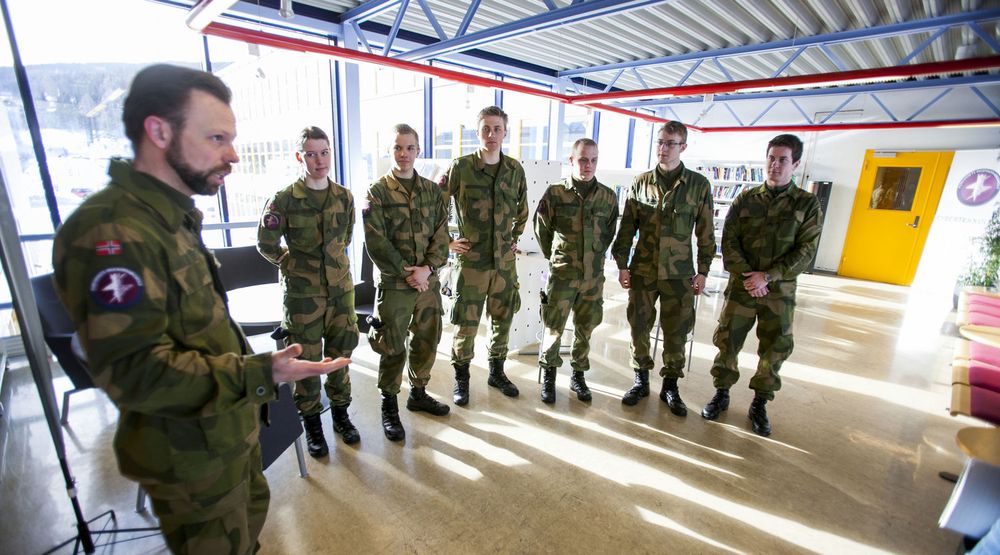 KYBERKRIGERE: Oberstløytnant Roger Johnsen lar oss få møte seks avgangselever fra Forsvarets ingeniørhøgskole. Fra v. Sissel, Erlend, Torgeir, Simen, Peder og Simen.