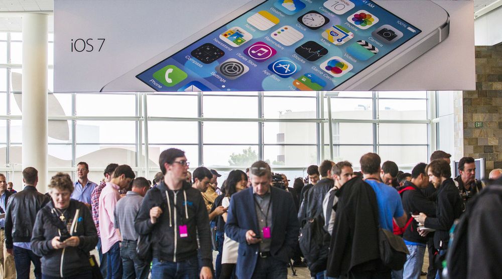 Programvarehus som ikke prioriterer mobil framfor pc vil falle akterut, spår Cyrus Mewawalla. Bildet er fra presentasjonen av iOS7 på Apples utviklerkonferanse 10. juni.