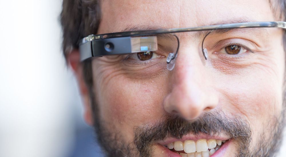 Muligheten for å filme eller gjør lydopptak i det skjulte, er sentralt i bekymringene som personvernmyndigheter og andre har uttalt om Google Glass. Her er det medgründer i Google, Sergey Brin, som har på seg en slik brille.