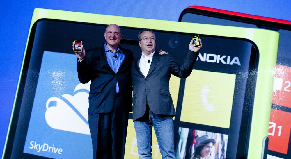Microsoft-boss Steve Ballmer og hans tidligere kollega, nå nære partner, Nokia-sjef Stephen Elop.