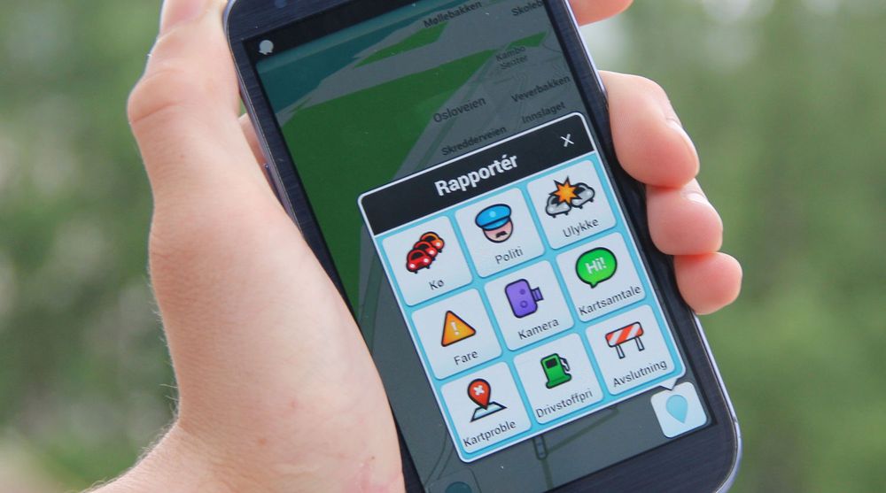 Noe av poenget med Waze, er å gi brukerne mulighet til å varsle andre brukere om ulike hindringer i veien. Men løsningen samler også løpende inn posisjonsdata fra brukerne, noe som benyttes til å fortelle andre brukere om flyten i trafikken på veien dit man ønsker å dra.