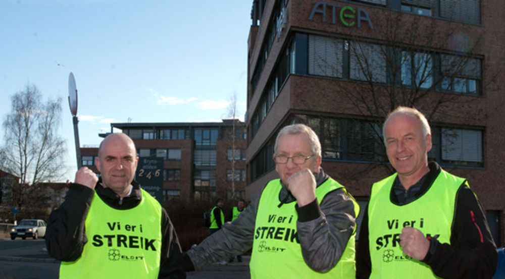 De El- og IT organiserte i Atea streiker for å tvinge IT-selskapet til å innføre tariffavtale. Tirsdag gikk flere hundre fagforeningskollegaer ut i sympatistreik. Bildet er tatt for en uke siden. Ingen av de tre på bildet ville ha navnet sitt i avisen. 